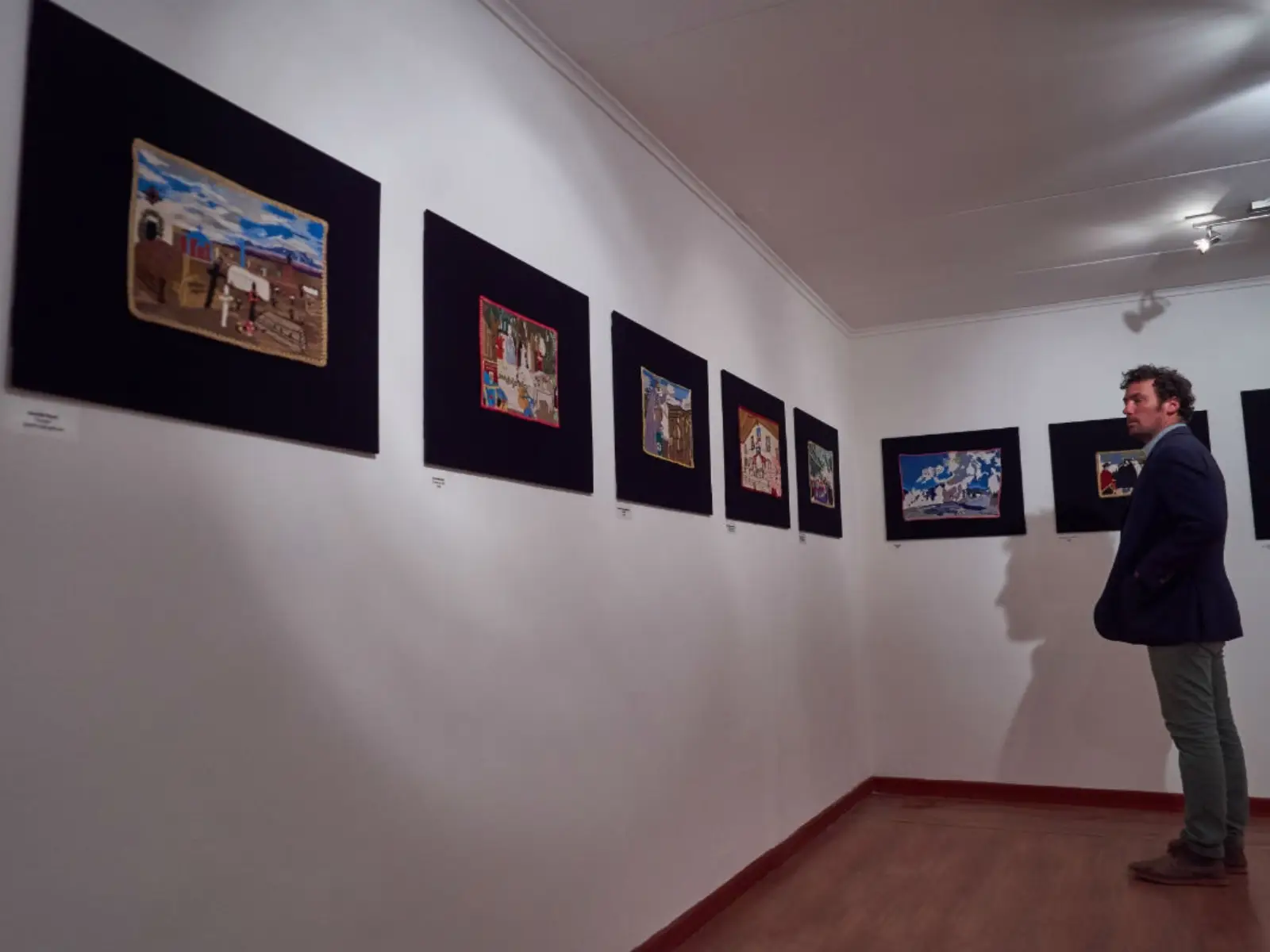 Exposición “Entredós” resalta tradición atacameña en técnica de bordad