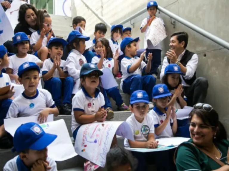 Niños y adultos mayores protagonizan exposición «Miradas Compartidas»