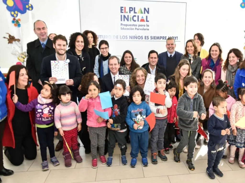 El Plan Inicial entrega al Ministro de Educación sus propuestas para mejorar la Educación Parvularia con 16 mil firmas de apoyo
