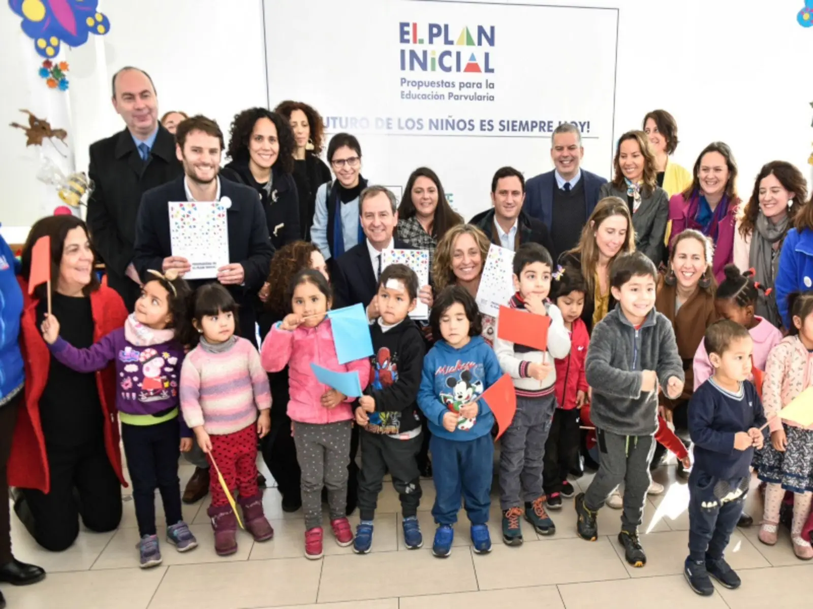 El Plan Inicial entrega al Ministro de Educación sus propuestas para mejorar la Educación Parvularia con 16 mil firmas de apoyo