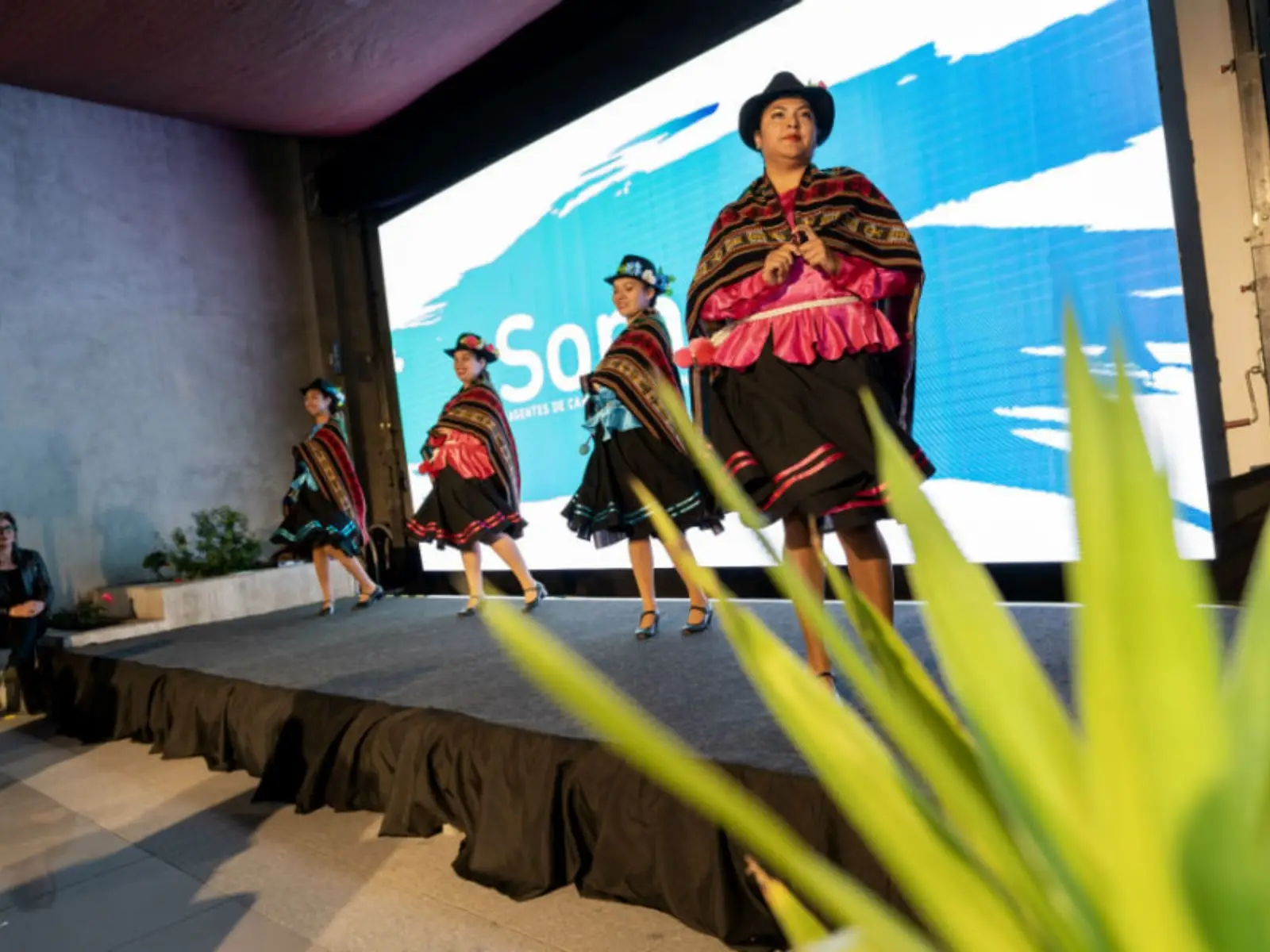 Jóvenes de la región inician experiencia formativa con fiesta de color y danza