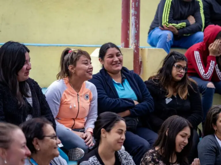 Padres y apoderados vuelven a ser niños a través de los cuenta cuentos