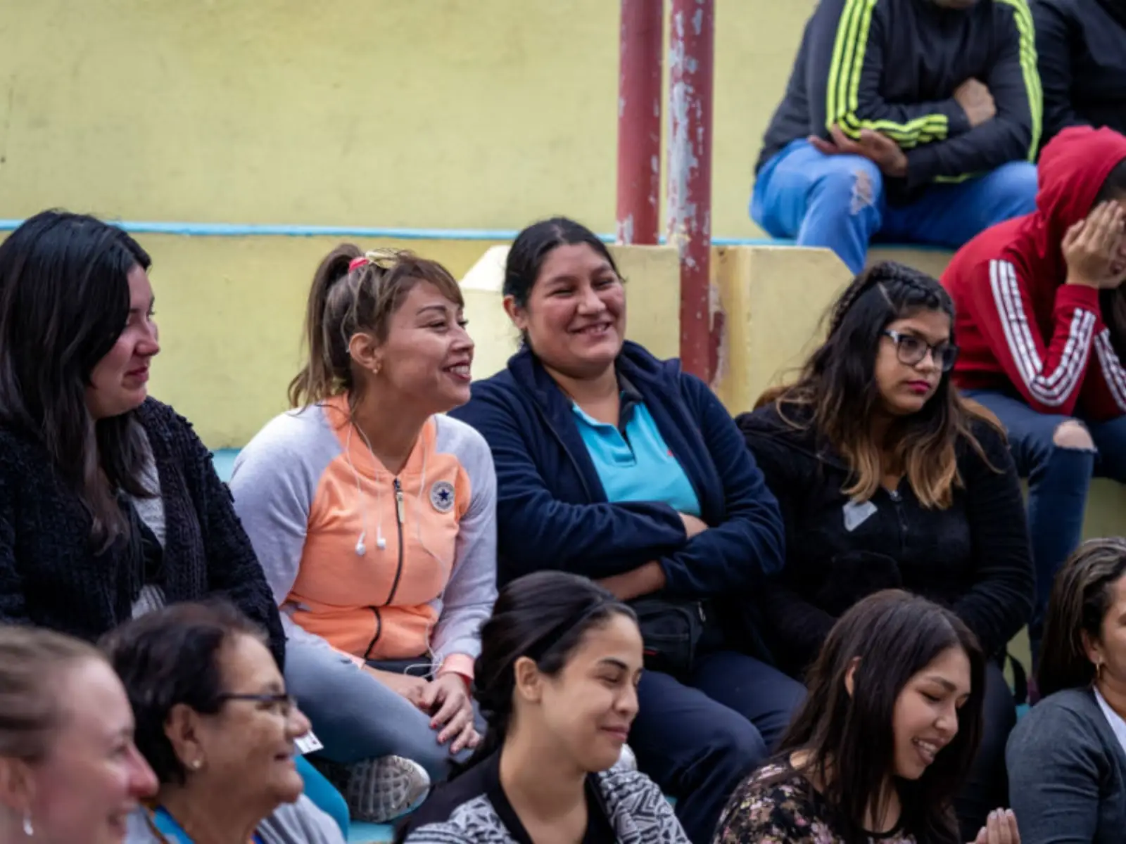 Padres y apoderados vuelven a ser niños a través de los cuenta cuentos