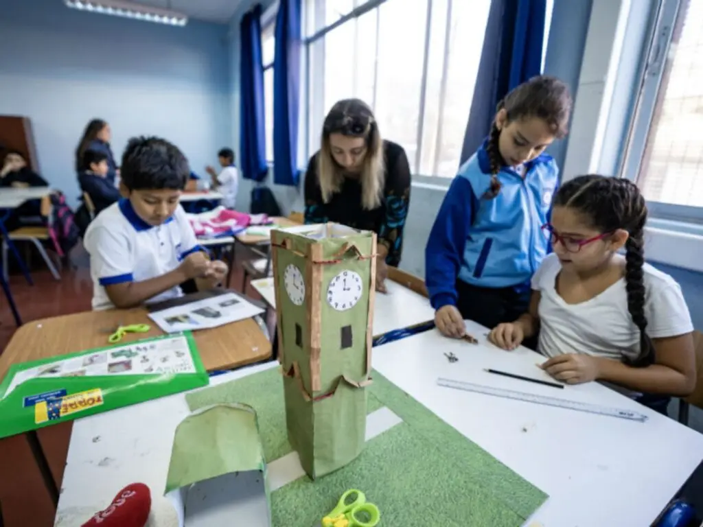 Aplican innovador modelo de educación artística en salas de clases