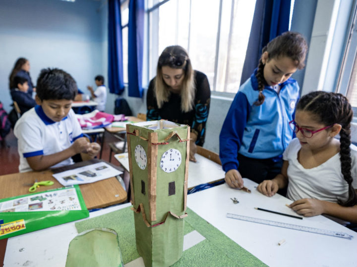 Aplican innovador modelo de educación artística en salas de clases