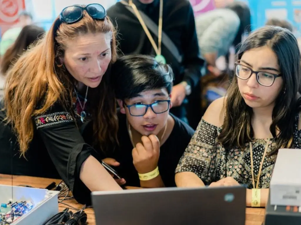 Fortaleciendo la educación digital en Chile