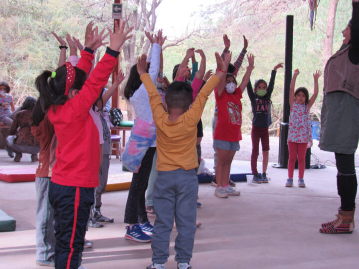 Niños y niñas de San Pedro de Atacama disfrutaron del cuento otoñal “El zorro y la pastora”