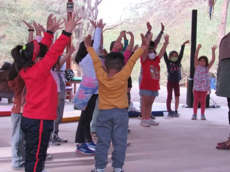 Niños y niñas de San Pedro de Atacama disfrutaron del cuento otoñal “El zorro y la pastora”