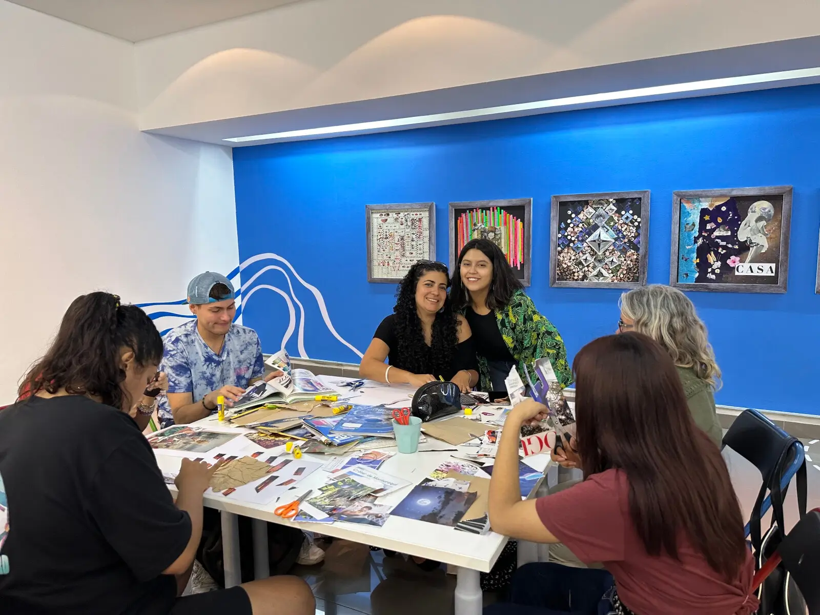 Artistas locales realizan talleres de collage en la Sala de Arte de Fundación Minera Escondida
