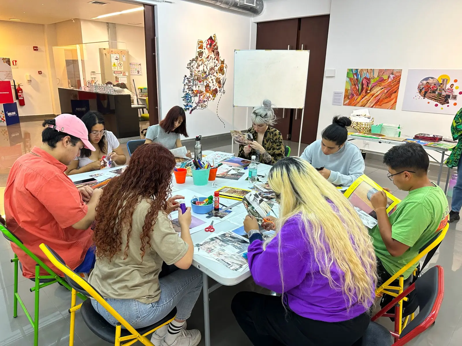 Exposición Como Aguja en un Pajar cerrará con una jornada de collage familiar en Sala de Arte de Fundación Minera Escondida