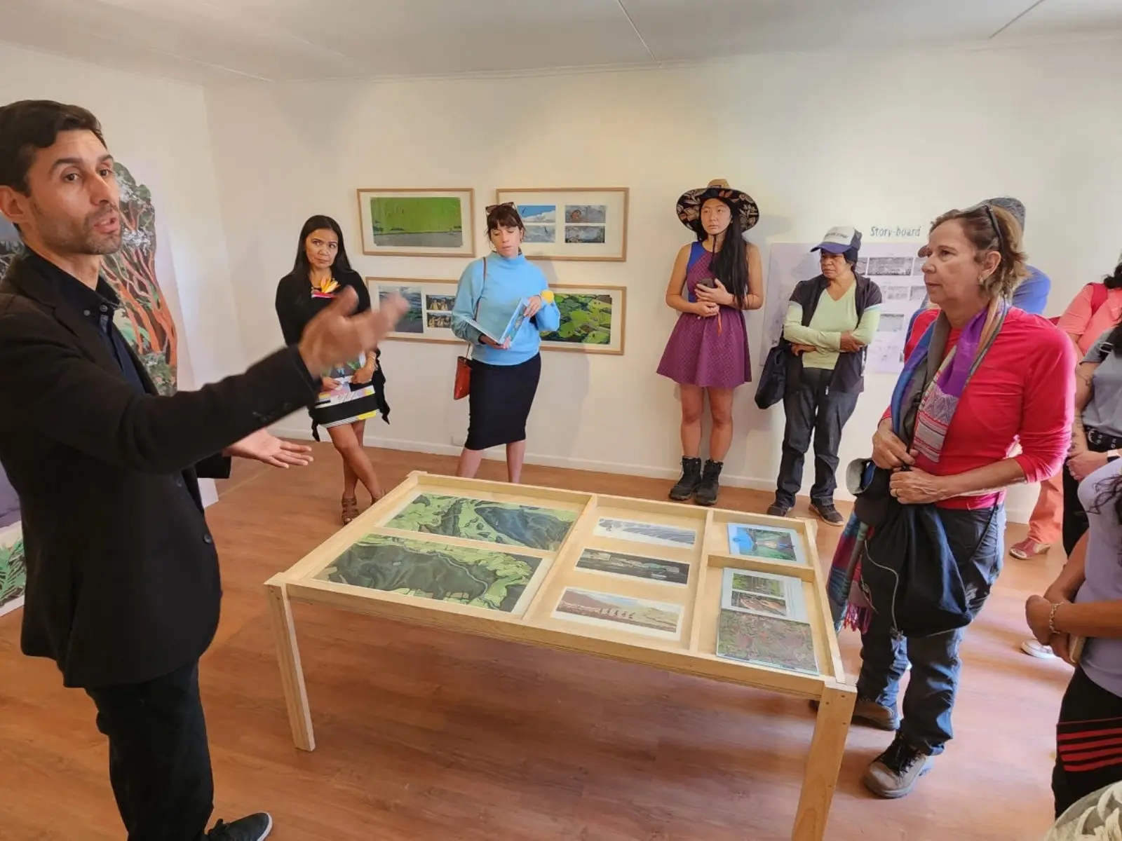 La ilustración se toma San Pedro de Atacama con la exposición “9 Kilómetros: el camino de un libro álbum”