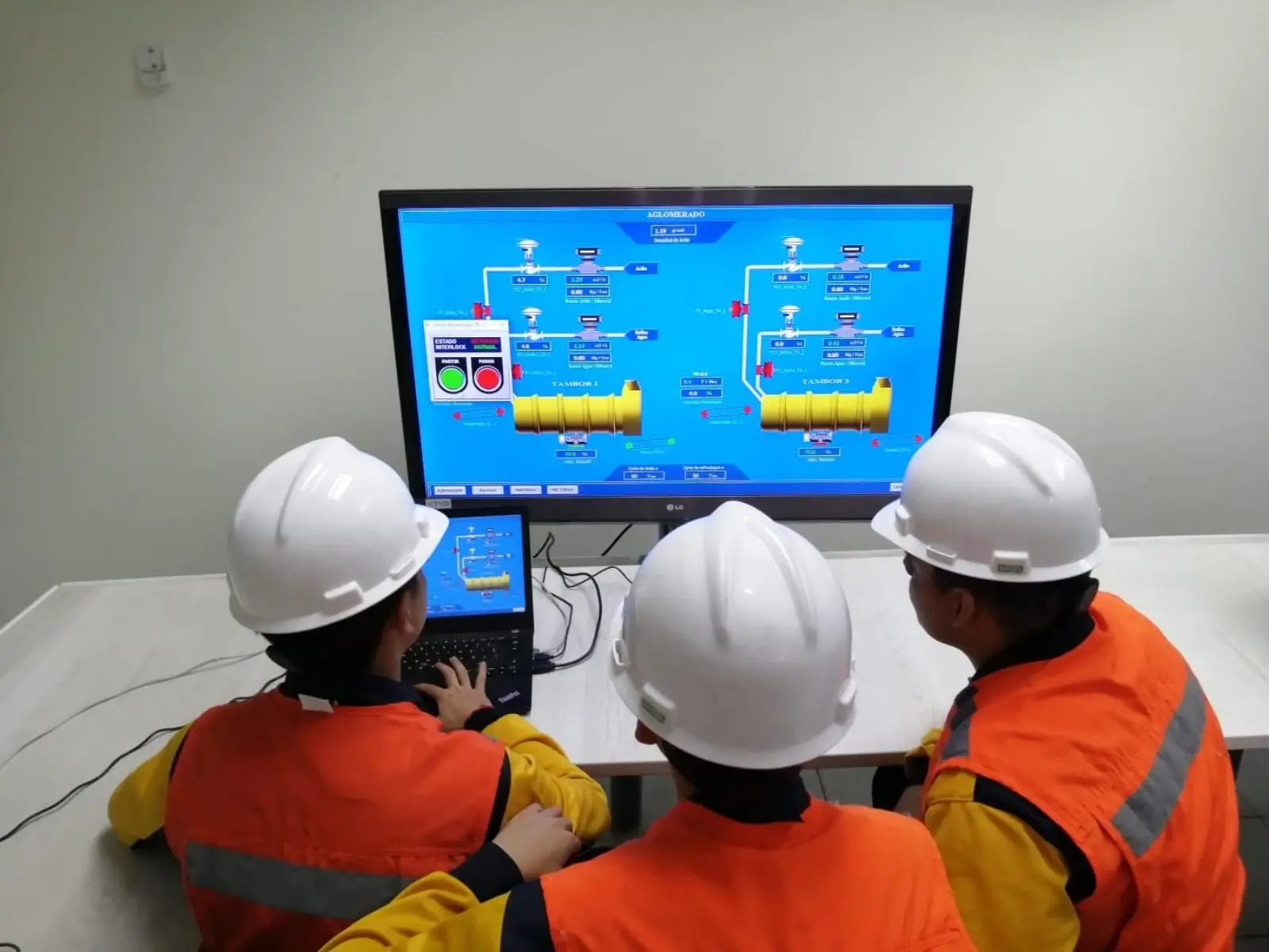 Estudiantes participan de talleres de robótica, teleoperación y realidad virtual en el marco de Programa Código Futuro 2023